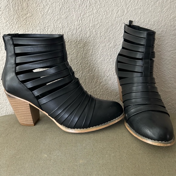 ANINA black strappy heel shoe with zipper in back. Size 8.5 - Picture 4 of 7